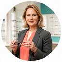 Marie Dupont bei der Fassungsberatung im Optikgeschäft in Sierre